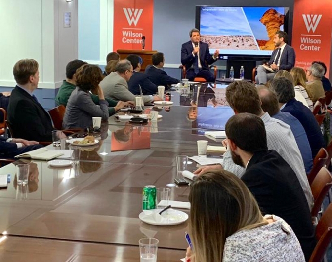 Uñac expuso sobre el desarrollo sanjuanino en un foro político en Washington