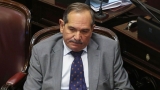 El senador Alperovich, acusado de abuso, pidió extender su licencia por noventa días