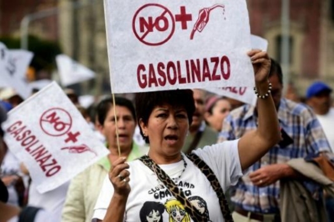 Marchan en México contra fuerte aumento de combustibles