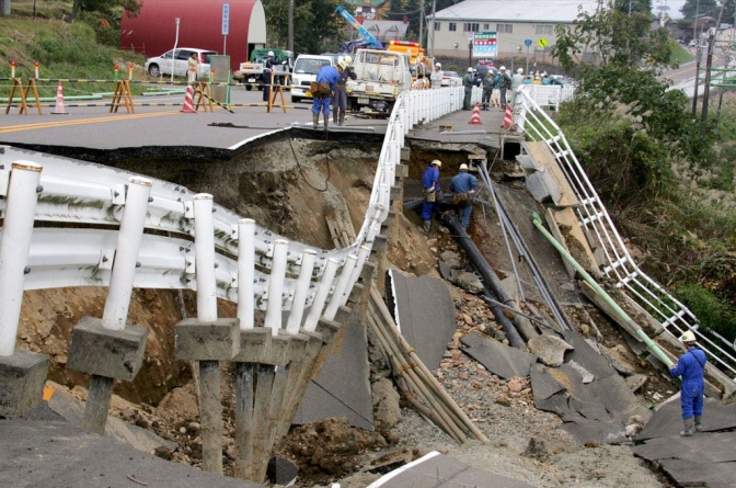 Decenas de heridos y casi un millón de casas sin electricidad por el sismo en Japón