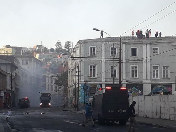 Segundo día consecutivo de enfrentamientos entre estibadores y carabineros