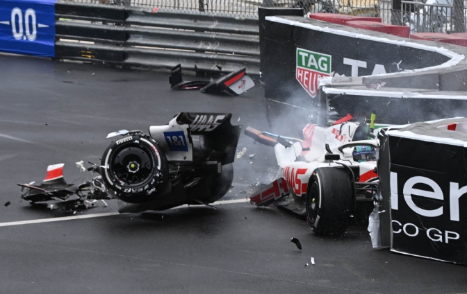 &quot;Checo&quot; Pérez se impone con Red Bull en un accidentado GP de Mónaco