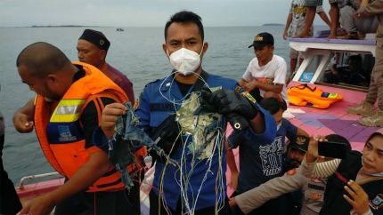 Encuentran partes de cuerpos frente a las costas de Indonesia tras el accidente aéreo