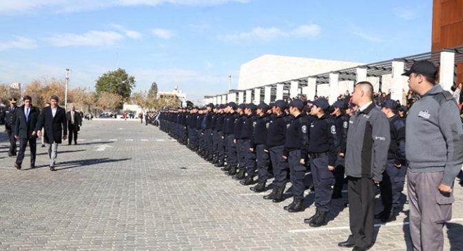 Incorporaron 215 nuevos agentes y se entregaron movilidades a la Policía