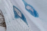Lagos azules en la Antártida
