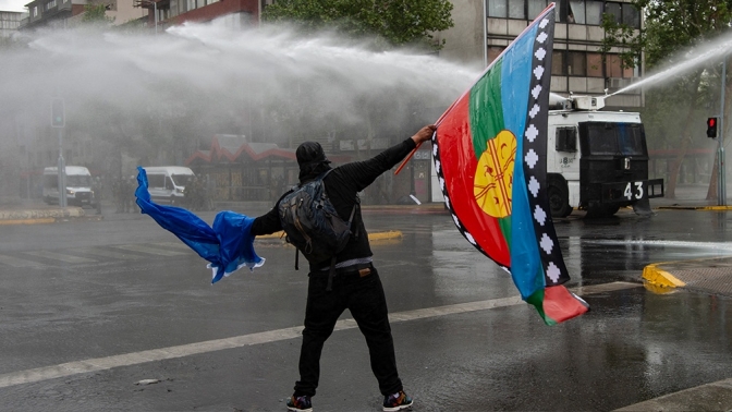 Chile: al menos 18 heridos y 10 detenidos por protesta de mapuches