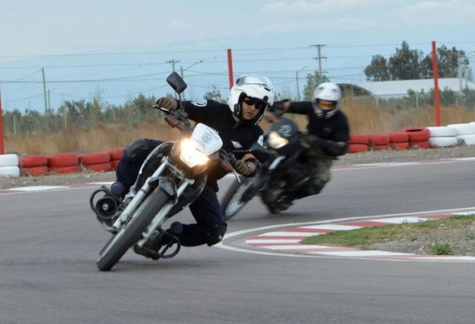 La policía recibió capacitación en seguridad vial y manejo de motocicletas