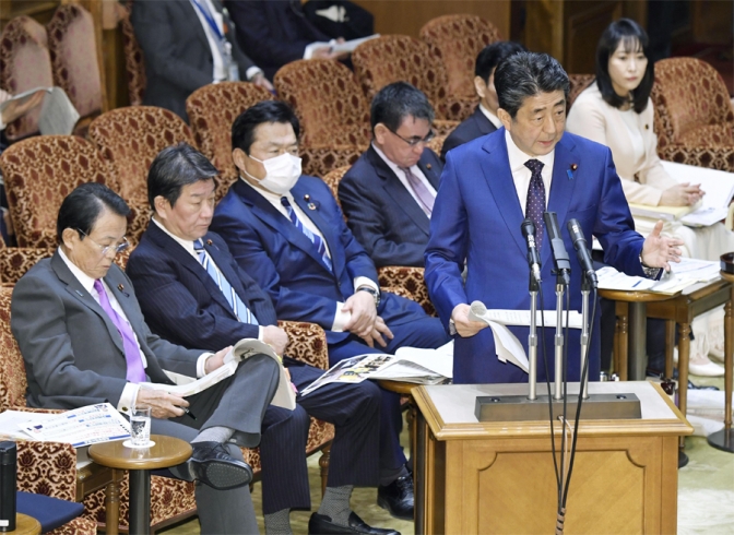 Abe renuncia por razones de salud y cierra el mandato más prolongado de Japón