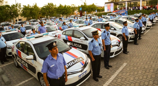 Presentan la nueva imagen institucional de la Policía y entregan movilidades