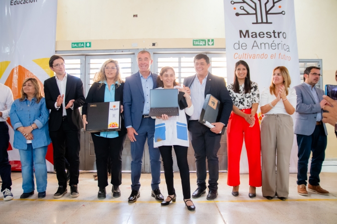 Docentes de Jáchal e Iglesia recibieron computadoras