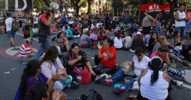Organizaciones sociales acampan en la 9 de Julio