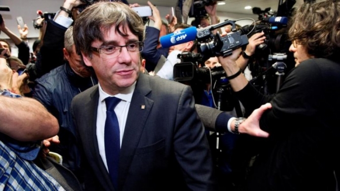 La justicia española ordenó la captura internacional del depuesto presidente catalán
