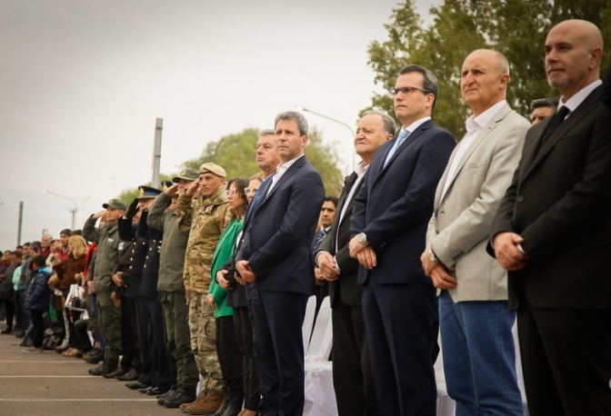 El gobernador Uñac encabezó acto de juramento de 591 agentes de la Policía de San Juan y entregó movilidades y equipamiento