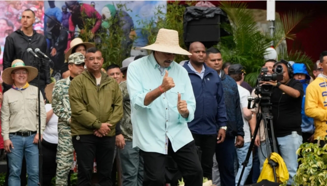 En medio de la tensi&oacute;n con Donald Trump, Nicol&aacute;s Maduro canta y baila en Caracas
