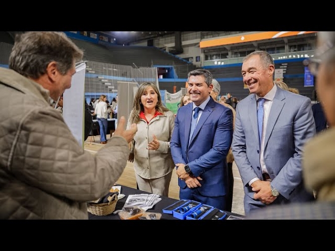 Orrego recorrió la muestra con la oferta académica de Educación Superior