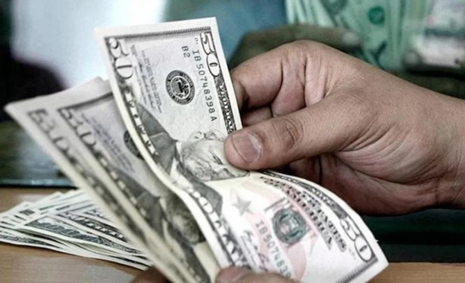Con las elecciones a la vista, el dólar desafía la estrategia oficial y pone presión sobre la inflación