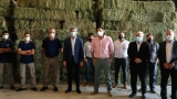 Uñac visitó una empresa dedicada al procesamiento y empaque de alfalfa