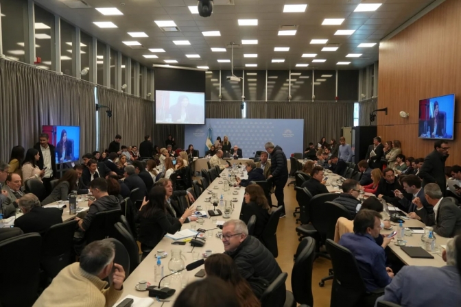 Oposición exige que Luis Caputo explique el swap de US$20.000 millones antes de cualquier acuerdo con EE. UU.